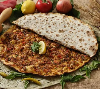 Sucuklu Lahmacun