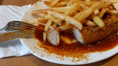 Köri Soslu Sosis ve Patates